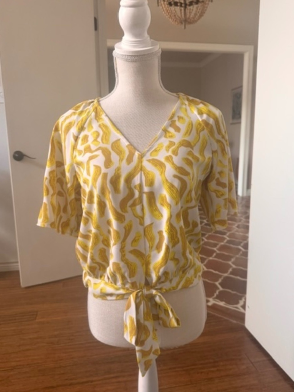 Nine West Yellow & White Abstract V-Neck Tie-Front Blouse Size XS